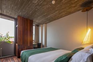 ein Schlafzimmer mit einem großen Bett und einer Holzdecke in der Unterkunft Concon house in Hanoi