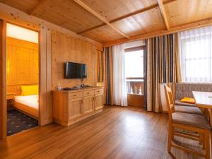 a hotel room with a bed and a television at Apart Furcletta in Ischgl