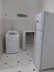 cocina con nevera y cubo de basura en Apartamento.mutchisma5, en Porto Seguro