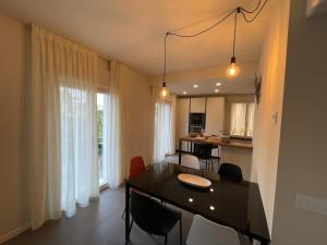 uma cozinha e sala de jantar com mesa e cadeiras em Lucia Holiday Apartments em Lazise