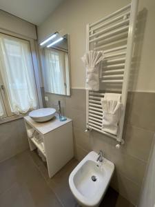 A bathroom at Lucia Holiday Apartments