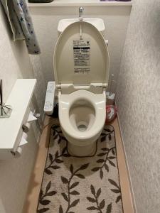 uma casa de banho com um WC com tampa para cima em Bessalov Home Japanese style room em Tóquio