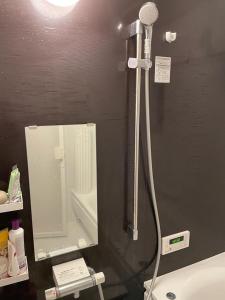 bagno con doccia, specchio e lavandino di Bessalov Home Japanese style room a Tokyo