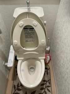 Bessalov Home Japanese style room في طوكيو: مرحاض مع مقعد في الحمام