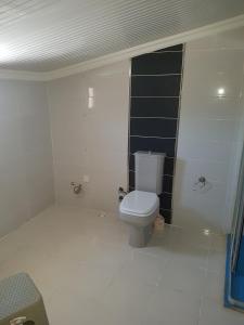 een badkamer met een wit toilet in een kamer bij Dikili in Dikili