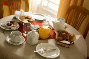 una mesa con un desayuno con café y bollería. en La Fuente Apart Hotel en Federación