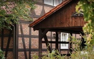 Casa con porche de madera y ventana en Ute's Fachwerk, en Wolthausen
