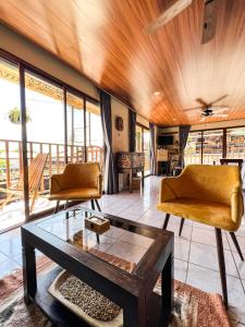 a living room with two chairs and a table at Boutike Art & Wellness in Concepción de Ataco +18 photos