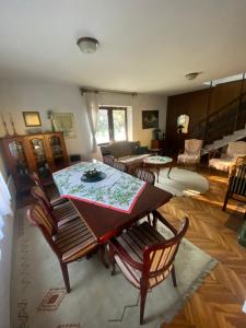 Istumisnurk majutusasutuses Simsir villa Novi Sad wifi