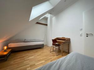 a bedroom with a bed and a desk and a bed sidx sidx sidx at Stilvolle Apartments auf dem Weingut Schätzel in Nierstein