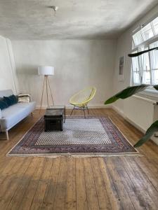 a living room with a couch and a table at Stilvolle Apartments auf dem Weingut Schätzel in Nierstein