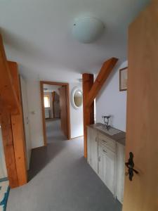 ein Dachzimmer mit einer Treppe und ein Zimmer mit einem Flur in der Unterkunft Ferienwohnung Morgensonne Kurort Rathen in Rathen