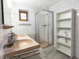 イシュグルにあるApart Furclettaのバスルーム(洗面台、ガラス張りのシャワー付)