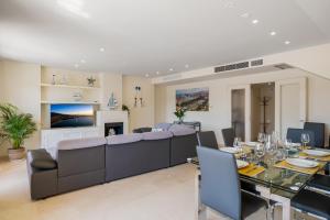 ソトグランデにあるLuxury Penhouse, Sotogrande Marina - Located in an exclusive island of the Marinaのダイニングルーム、リビングルーム(テーブル、ソファ付)