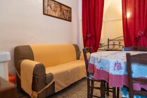 Casa Lucrezia في أوستوني: غرفة معيشة مع أريكة صفراء وطاولة