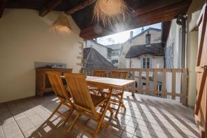 Zdjęcie z galerii obiektu Grand appartement 8 personnes terrasse privative hyper centre calme w mieście Lons-le-Saunier