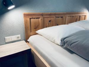 Łóżko lub łóżka w pokoju w obiekcie Das Stubai - exklusiv, einzigartig & nachhaltig