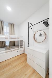 Ein Etagenbett oder Etagenbetten in einem Zimmer der Unterkunft Central City Rooms by HOME2