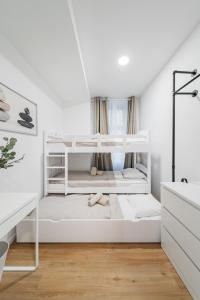 Ein Etagenbett oder Etagenbetten in einem Zimmer der Unterkunft Central City Rooms by HOME2