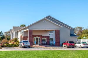 uma casa com dois carros estacionados num parque de estacionamento em Days Inn by Wyndham Mountain Home em Mountain Home