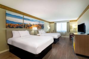 Postel nebo postele na pokoji v ubytování Days Inn by Wyndham Mountain Home