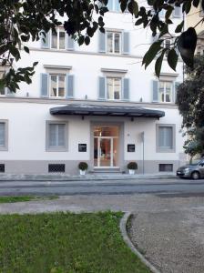 um edifício branco com uma porta em frente em BB Hotels Smarthotel Derose em Florença