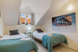 duas camas num quarto com duas janelas em Luxury Penhouse, Sotogrande Marina - Located in an exclusive island of the Marina em Sotogrande