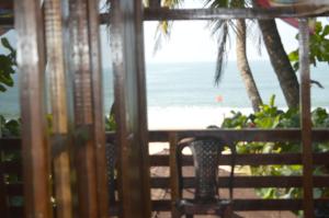 vistas a la playa desde el porche de una casa de playa en Soulmate Beach Resort, en Agonda