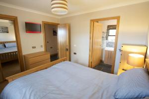 A bed or beds in a room at Wesdale, Stromness - 3 Bedroom Holiday Cottage