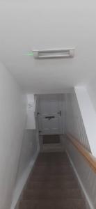 Una escalera que conduce a una habitación blanca con luz en Scotch Street, en Dungannon