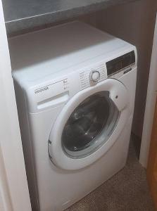 een wasmachine in een hoek van een kamer bij Scotch Street in Dungannon