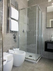 uma casa de banho com um chuveiro, um WC e um lavatório. em BB Hotels Smarthotel Derose em Florença
