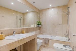 ソトグランデにあるLuxury Penhouse, Sotogrande Marina - Located in an exclusive island of the Marinaの洗面台、トイレ、浴槽を備えたバスルーム +14枚の写真