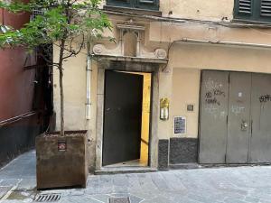 ジェノヴァにあるCuore bluの落書きが施された建物への扉