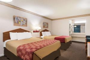 um quarto de hotel com duas camas e uma janela em Econo Lodge Calhoun North Damascus em Calhoun