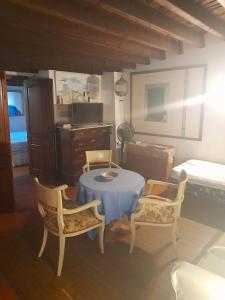 uma sala de estar com uma mesa e duas cadeiras em Navila Numero 2 em Cidade de Ibiza