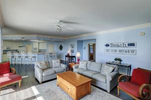 - un salon avec deux canapés et une table dans l'établissement Seacrest - Unit PH3, à Île de Hilton-Head