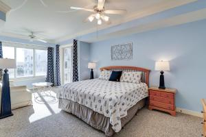 - une chambre avec un lit et un ventilateur de plafond dans l'établissement Seacrest - Unit PH3, à Île de Hilton-Head