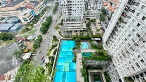 una vista sul tetto di una città con edifici alti di Sunrise City 3 Bed Room ad Ho Chi Minh