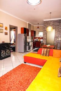 Kuchyň nebo kuchyňský kout v ubytování Desert Pearl Apartment