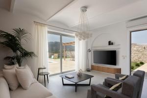 Televízia a/alebo spoločenská miestnosť v ubytovaní Ayali Villa II, a divine luxury homestay, By ThinkVilla