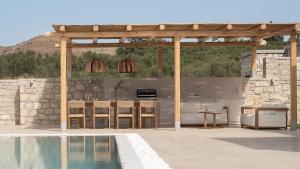 Bazén v ubytovaní Ayali Villa II, a divine luxury homestay, By ThinkVilla alebo v jeho blízkosti