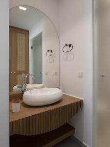 Kúpeľňa v ubytovaní Ayali Villa II, a divine luxury homestay, By ThinkVilla