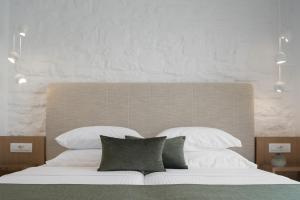 Posteľ alebo postele v izbe v ubytovaní Ayali Villa II, a divine luxury homestay, By ThinkVilla
