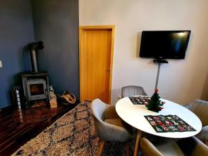 uma sala de estar com uma mesa com uma televisão e um quarto com uma lareira em Property in Falkenstein em Falkenstein