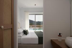Posteľ alebo postele v izbe v ubytovaní Ayali Villa II, a divine luxury homestay, By ThinkVilla