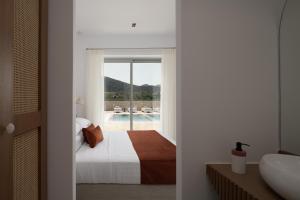 Posteľ alebo postele v izbe v ubytovaní Ayali Villa II, a divine luxury homestay, By ThinkVilla