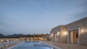 Bazén v ubytovaní Ayali Villa II, a divine luxury homestay, By ThinkVilla alebo v jeho blízkosti