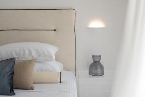 Posteľ alebo postele v izbe v ubytovaní Ayali Villa II, a divine luxury homestay, By ThinkVilla