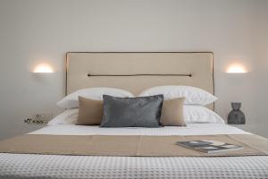 Posteľ alebo postele v izbe v ubytovaní Ayali Villa II, a divine luxury homestay, By ThinkVilla